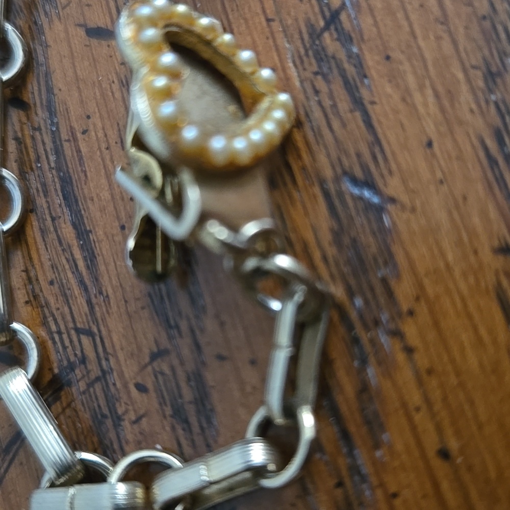 RARE! Vintage Coquette Sweater Clip Guard - Gold Heart Clip with Pearl Accents - Picture 2 of 5